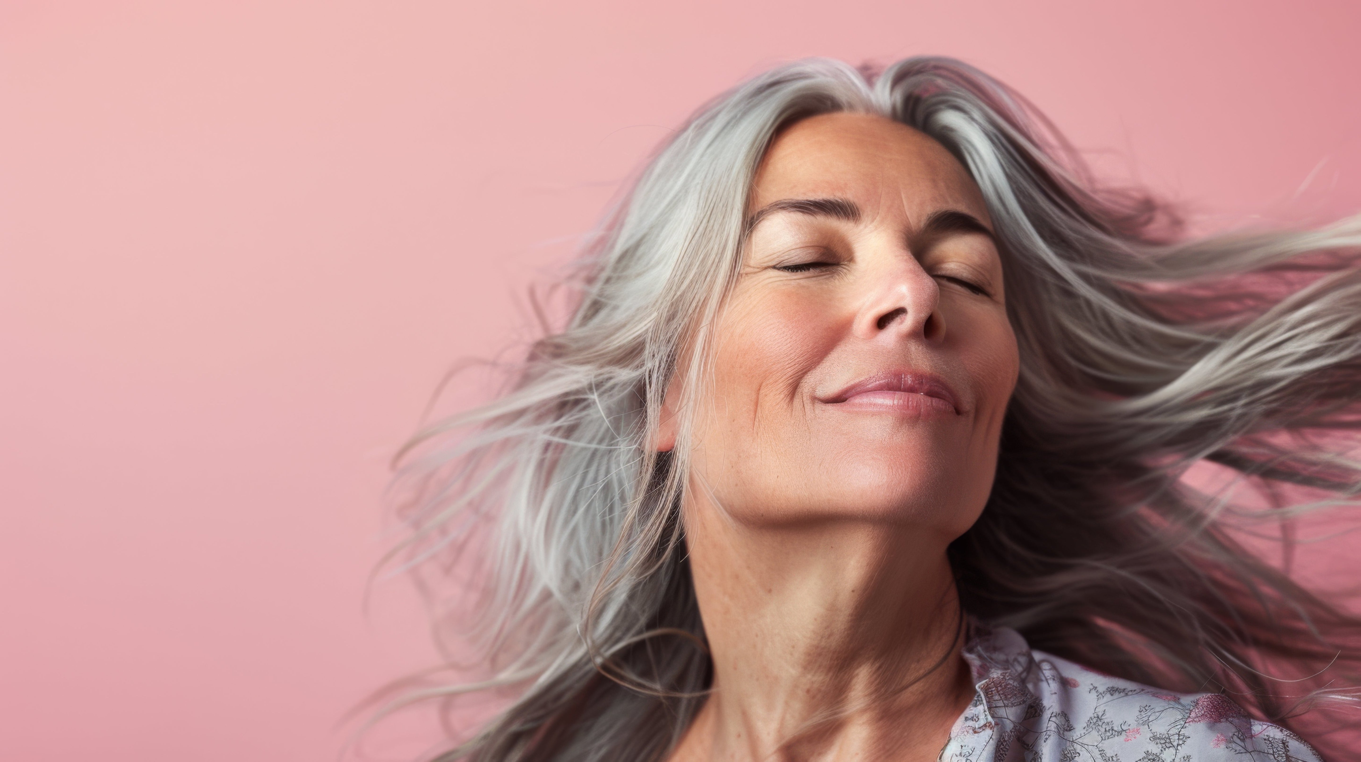 Sentiu os cabelos mais finos na menopausa? Entenda por quê